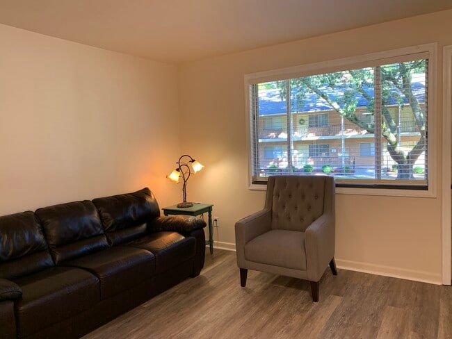 Building Photo - 208 S Elm St