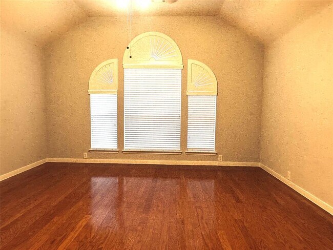 Building Photo - 2910 Sandleigh Dr