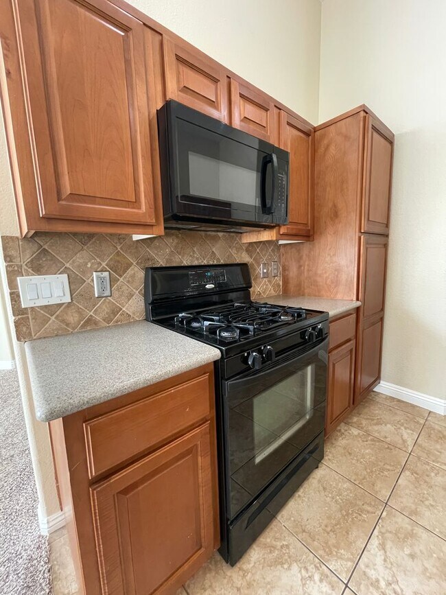 Building Photo - Gorgeous Townhome in Gated Community!