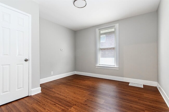 Building Photo - 5215 Dewey Ave