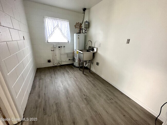 Building Photo - 250 Andros Dr
