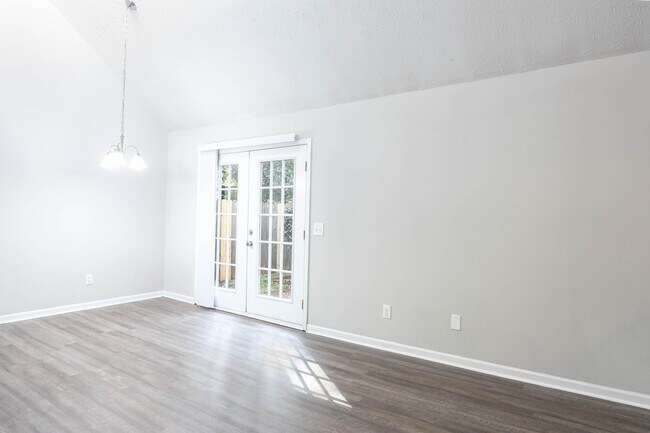 Building Photo - Spacious 3 Bedroom 2 Bath!