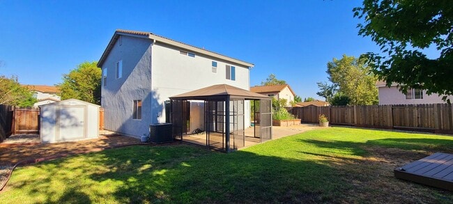 Building Photo - BEAUTIFULLY MAINTAINED SINGLE FAMILY HOME ...