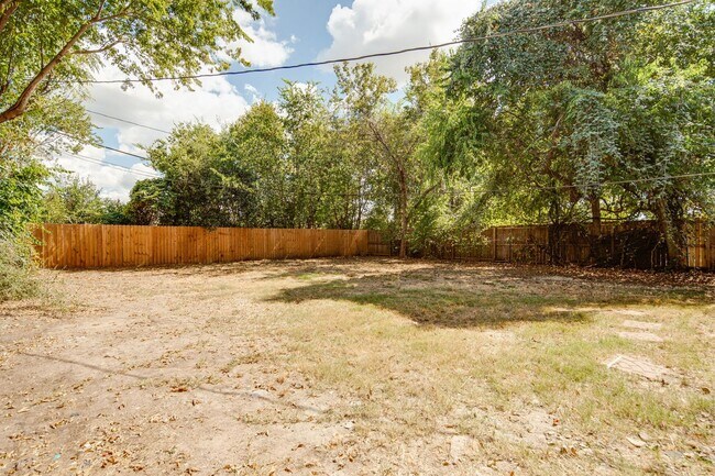 Building Photo - IMMEDIATE MOVE IN!  Cute 2 Bedroom Home wi...