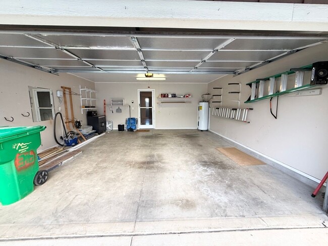 Building Photo - Available NOW – Beautiful Milo Court Townh...