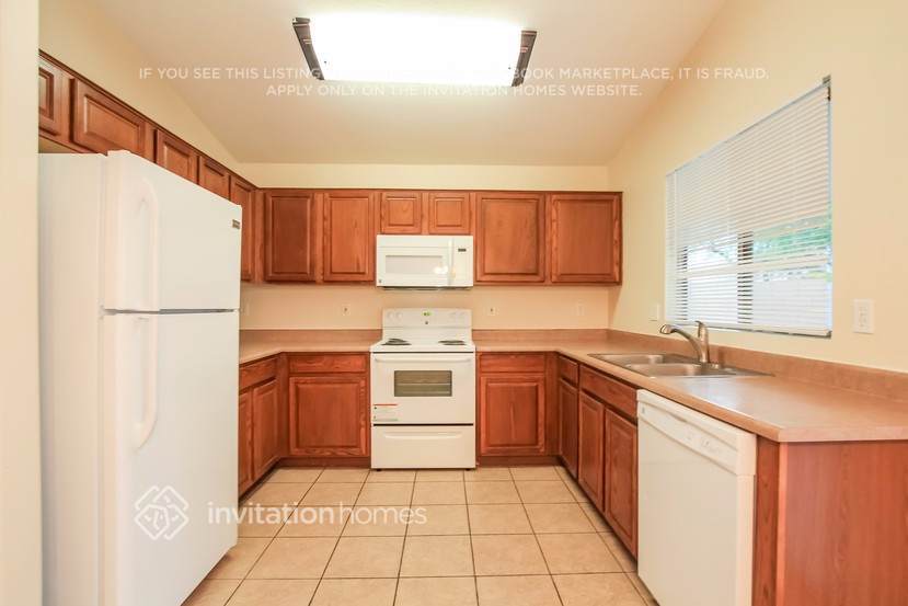 Building Photo - 14850 W Caribbean Ln