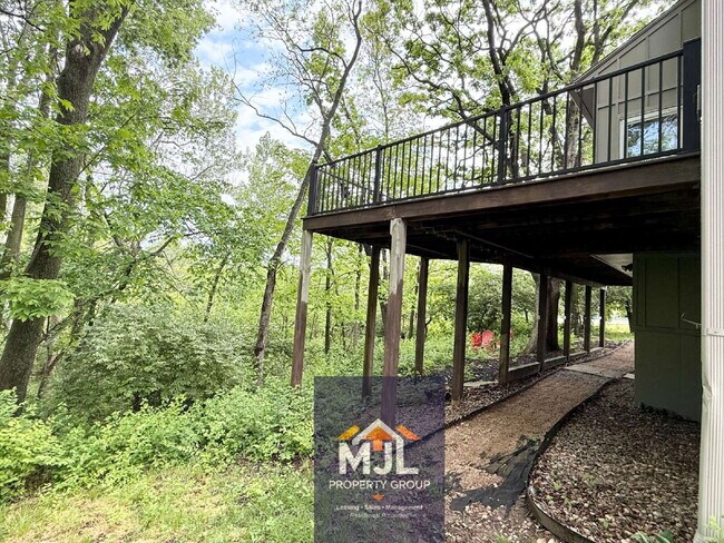 Building Photo - Executive 5 BR Cul-de-Saq Home In Blue Valley Schools | Private Wooded View | Finished Walkout Ba...