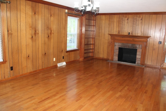 Building Photo - 611 E Mountcastle Dr
