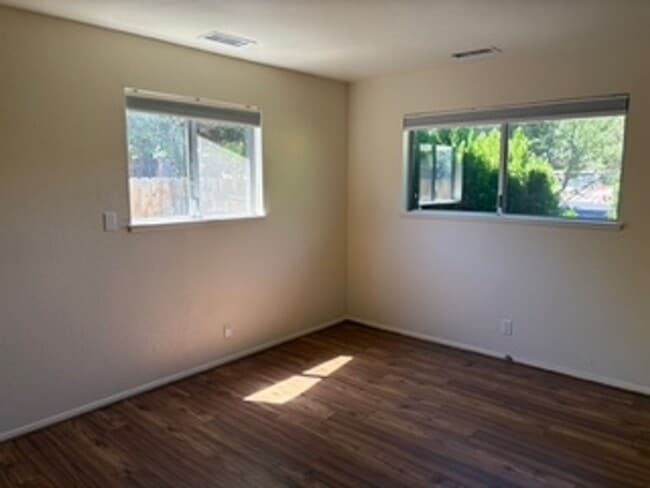 Building Photo - Cozy, West Sedona home with large fenced b...