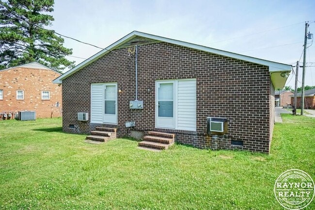 Building Photo - 1721-1723 Windsor Dr