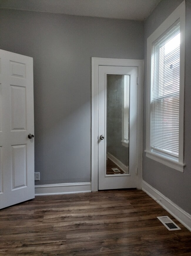 Building Photo - 705 E 92nd St