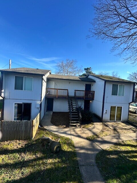 Building Photo - 1 - Bedroom Apartment, Corner Unit, Downstairs, Near Transportation