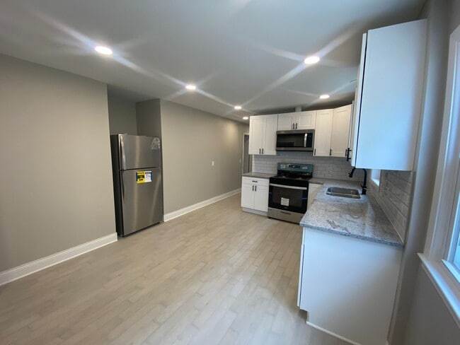 Kitchen - 6114 W Leland Ave