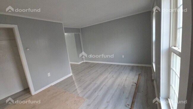 Building Photo - 418 River St