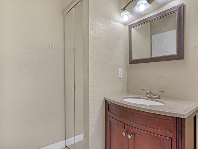 Building Photo - 1950 Wisteria St