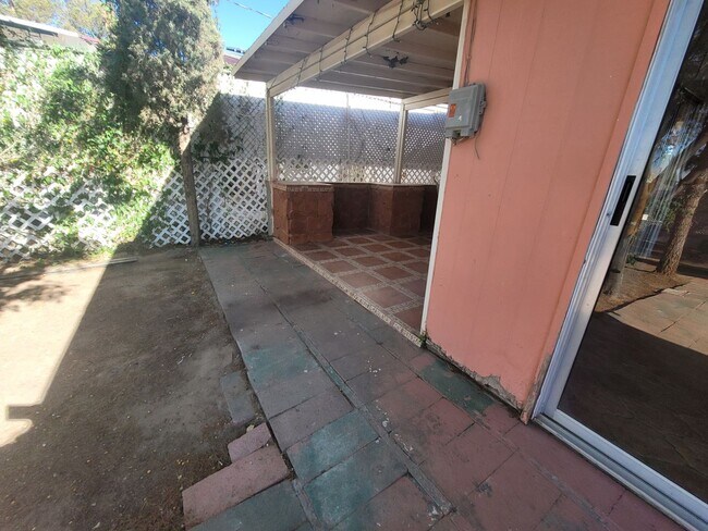 Building Photo - Ready to View!!