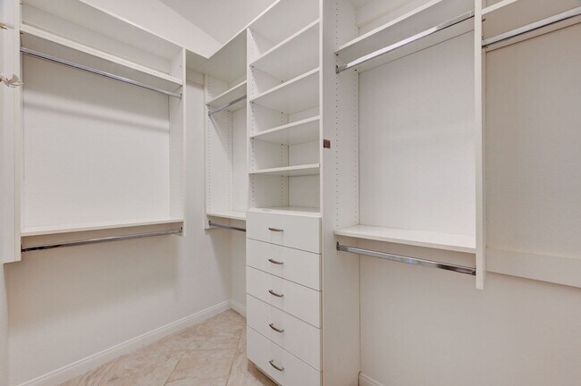 Building Photo - Beautiful 3 Bedroom Single Story Home in A...