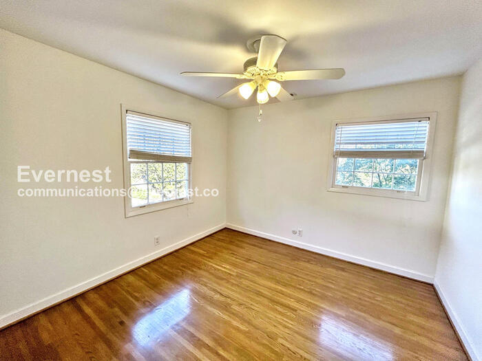 Building Photo - 409 Ferncliff Dr