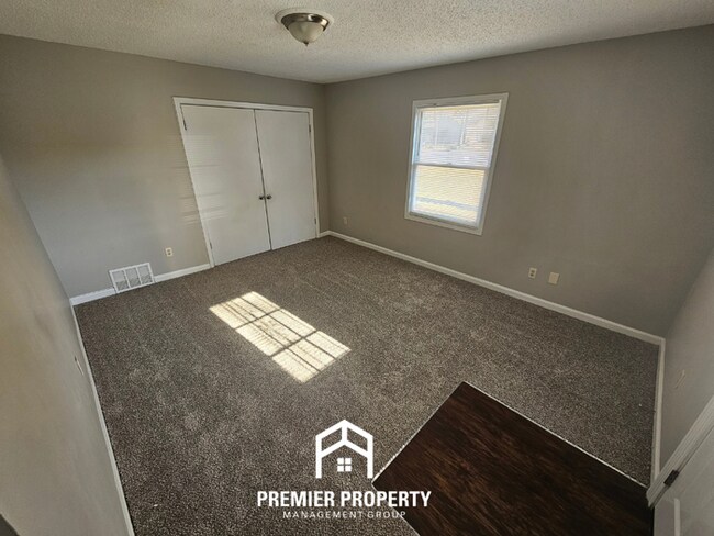 Building Photo - Spacious 4BR/3BA Memphis Home w/ Vaulted Ceilings, Hardwood Floors & 2-Car Garage