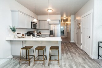 Building Photo - Pet-Friendly Lake View condo