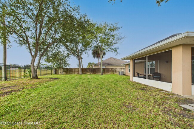 Building Photo - 1936 Gloria Cir