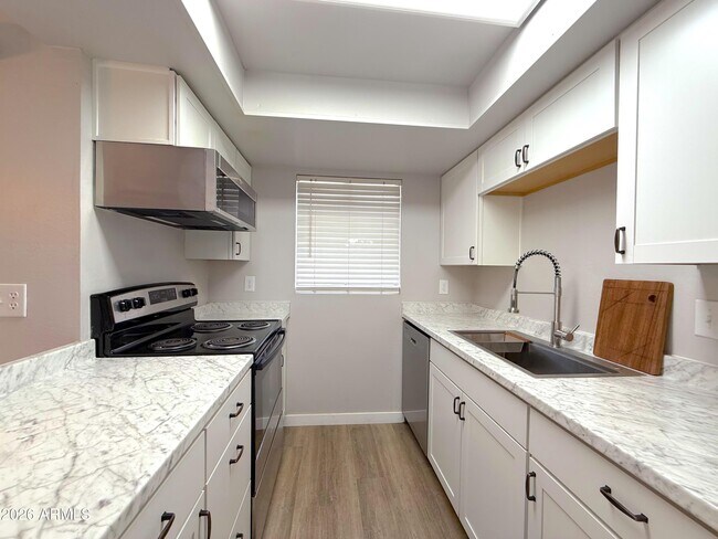 Building Photo - 2013 N Hunt Cir