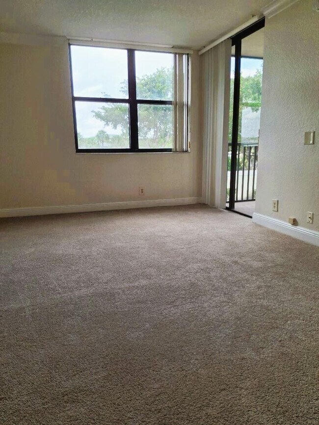 Building Photo - 105 Lake Emerald Dr