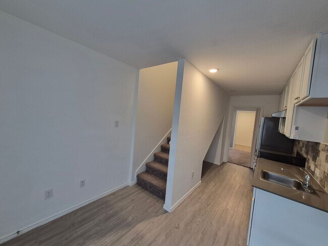 Building Photo - 6930 Elm Cv