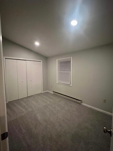 Building Photo - 507 S Bay Rd