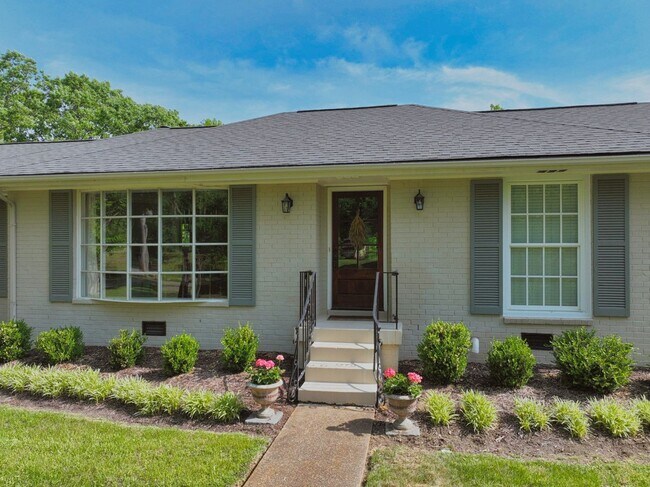 Building Photo - **RARE BRENTWOOD FIND, A MASTERCLASS IN ELEGANT SOUTHERN DESIGN**