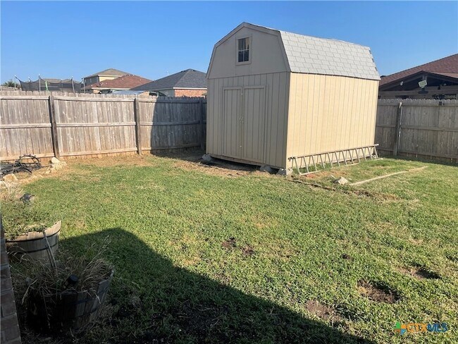 Building Photo - 2804 Hector Dr