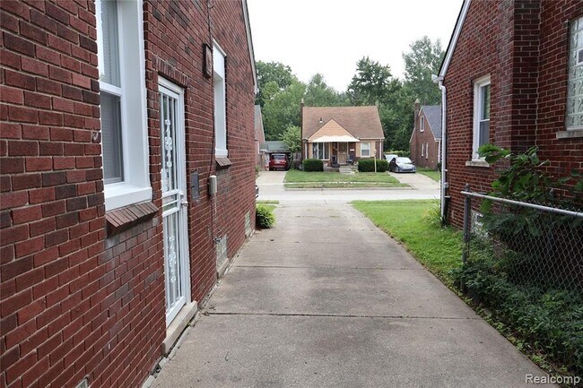 Building Photo - 5559 Bluehill St