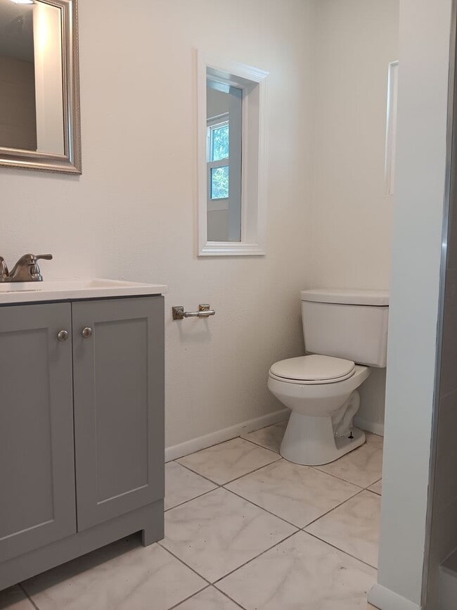 Building Photo - Big family room, granite & stainless kitch...