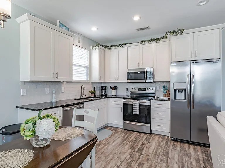 Building Photo - 804 W Belmont St