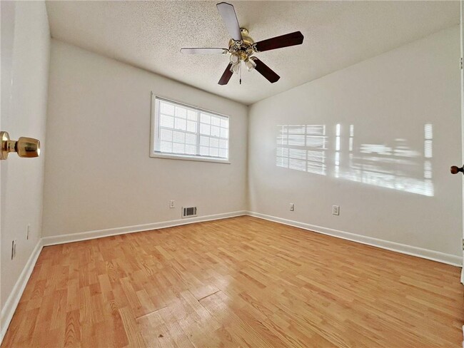 Building Photo - 2946 N Dekalb Dr