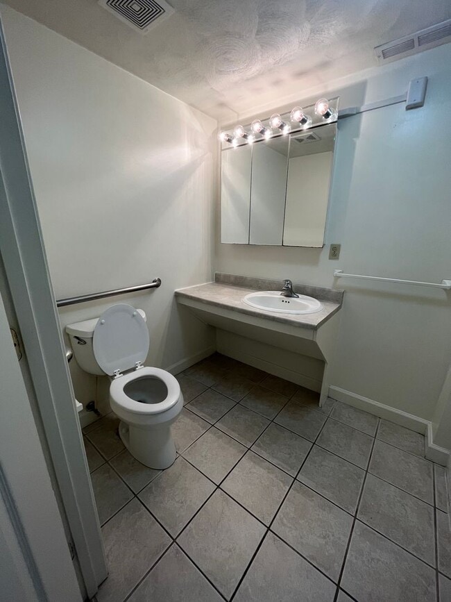 Building Photo - 106 Collegiate Ct