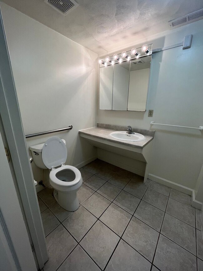 Building Photo - Prime location 2 Bedroom 1 Bath with Den Downtown