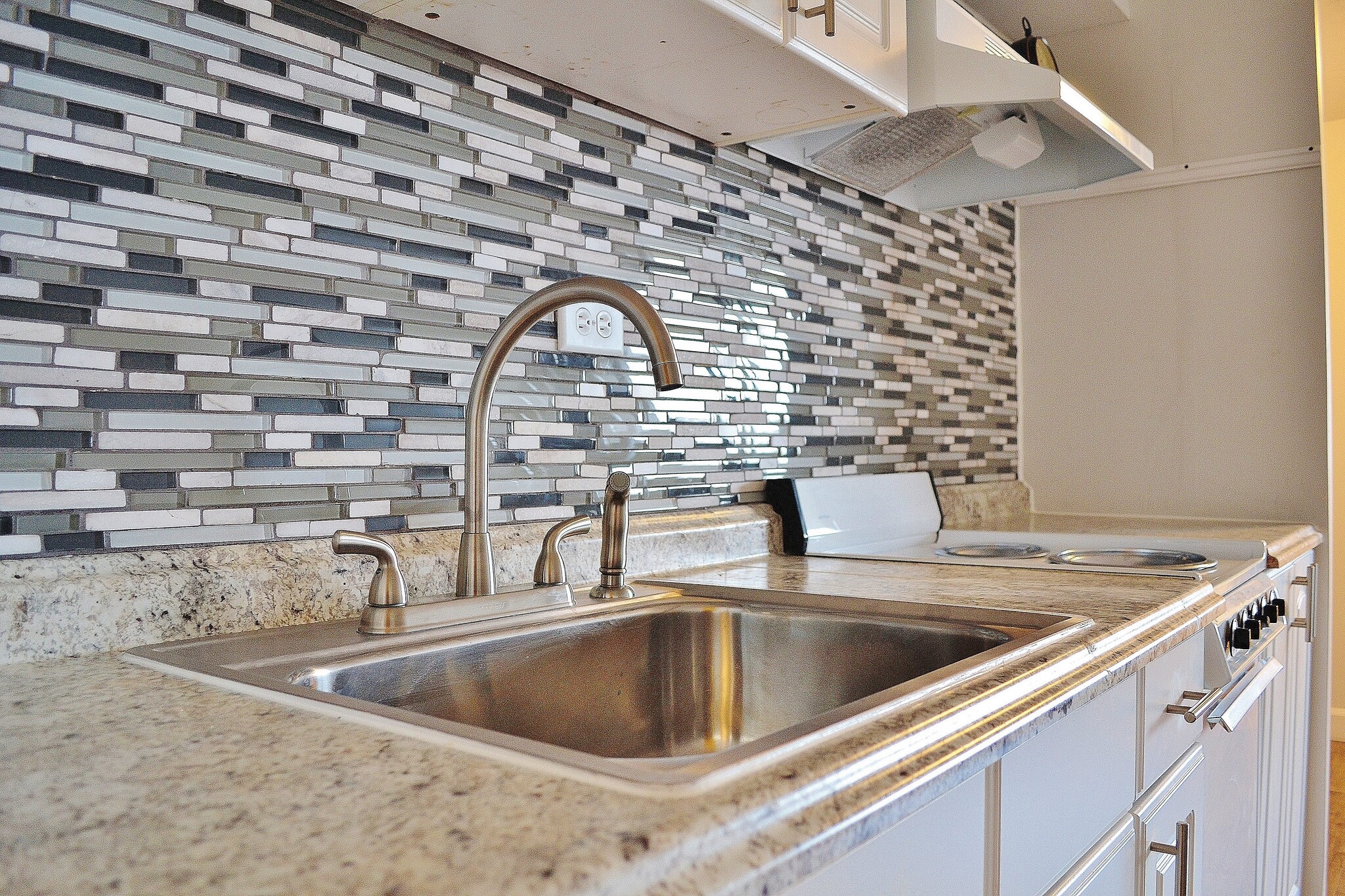 Sink/Backsplash - 824 Kinau St
