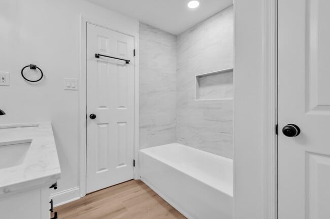 Building Photo - 211 Della Ln