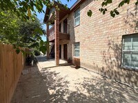 Building Photo - 418 W Plum St
