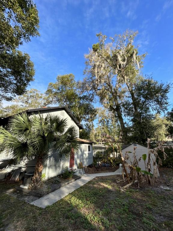 Building Photo - 615 S Mills Ave