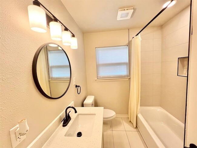 Building Photo - 1010 15th Ave N