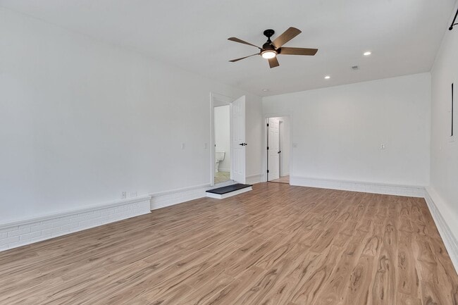 Building Photo - Gorgeous 4 bedroom, 3 1/2 bathroom home wi...