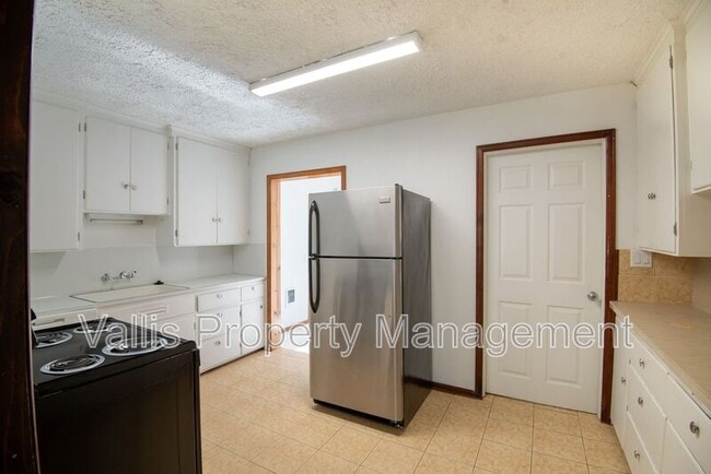 Building Photo - 920 13th St NE