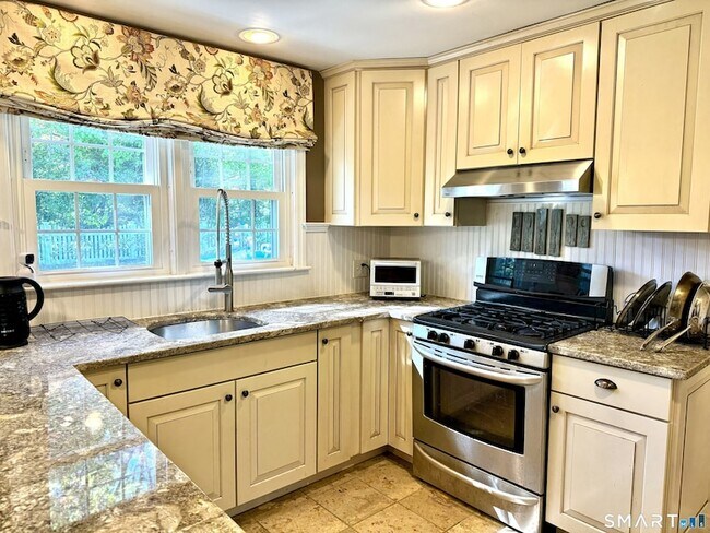 Building Photo - 330 Ridge Rd