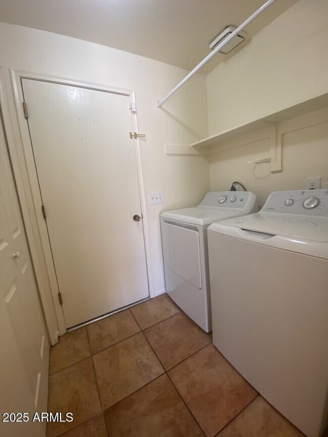 Building Photo - 3271 Briarwood Dr