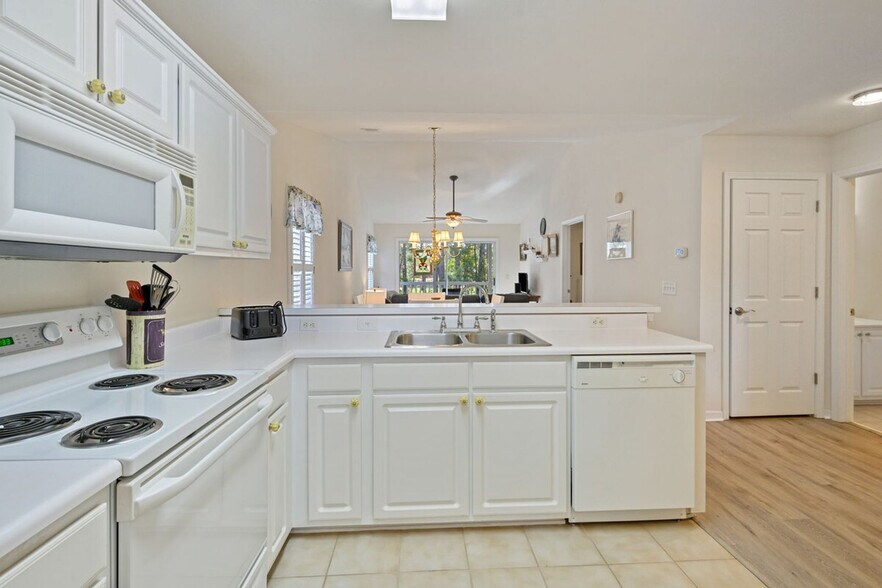 Building Photo - 987 Blue Stem Dr