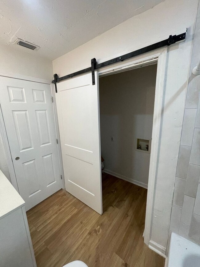 Building Photo - Completely renovated 2/1 on Golf Course!