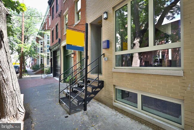 Building Photo - 725 S 6th St
