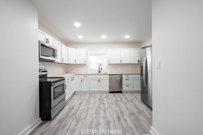 Building Photo - 428 N Bradley Ave